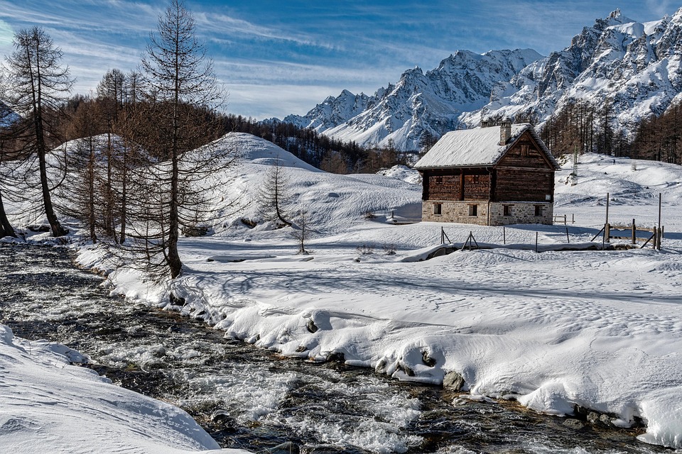 A remote cabin in a snowy landscape, representing "Bug Out Location Selection: Urban vs Rural Retreats"